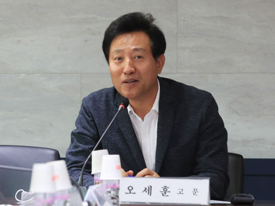 미래통합당 부동산시장 정상화 특위 오세훈 고문이 21일 오후 서울 관악구 한국공인중개사협회 회관에서 열린 현장간담회에서 발언하고 있다.   [연합뉴스]